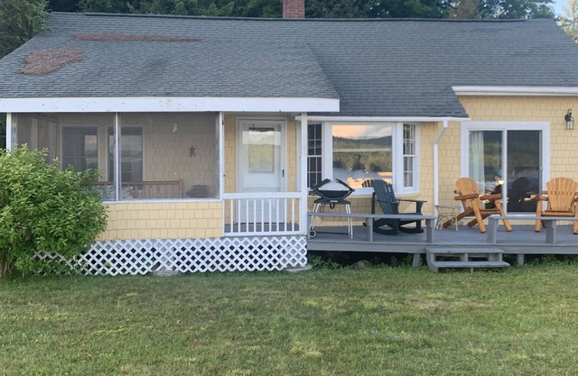 Beautiful Yellow Cottage on 4th Lake