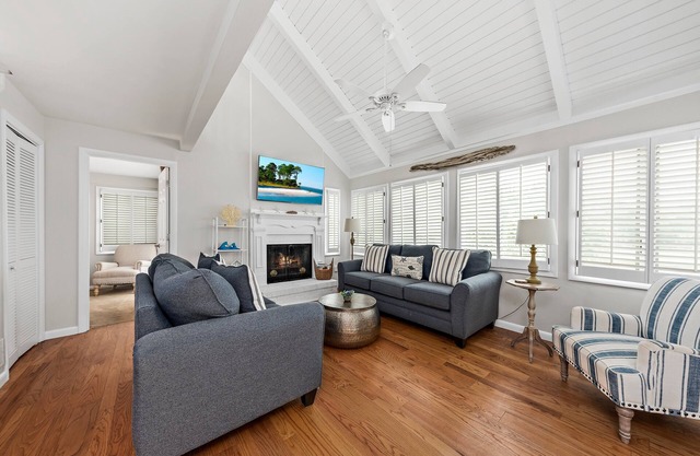 Beautifully Decorated, Updated Sealoft! Lagoon Views! Walk to Beach/Sealoft Pool! Amenity Cards!