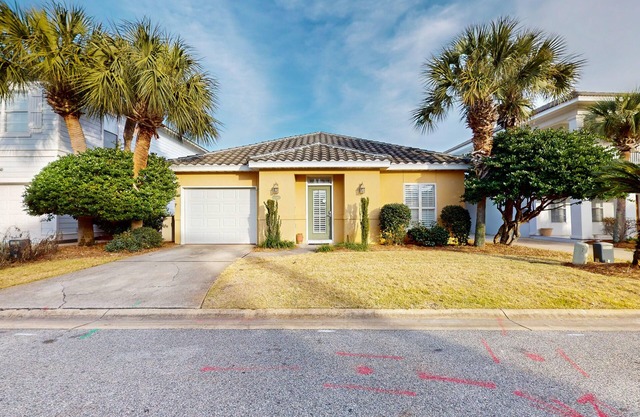 Beautifully decorated home w/screened porch & shared pool - walk to beach