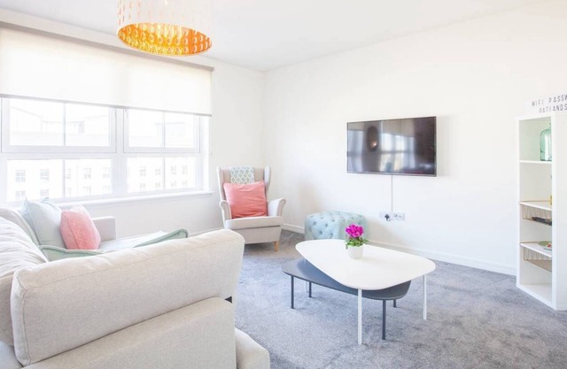 Beautifully furnished Southside new-build Flat