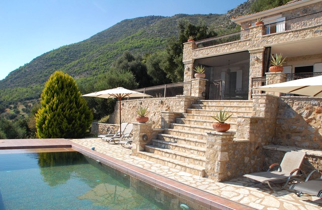 Beautifully modernised Old Stone House with amazing views and infinity pool