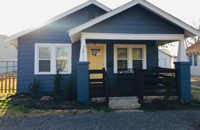 Beautifully remodeled Bungalow steps away from Historic Route 66 and SNU