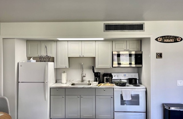 Beautifully Remodeled studio Makaha Valley Towers