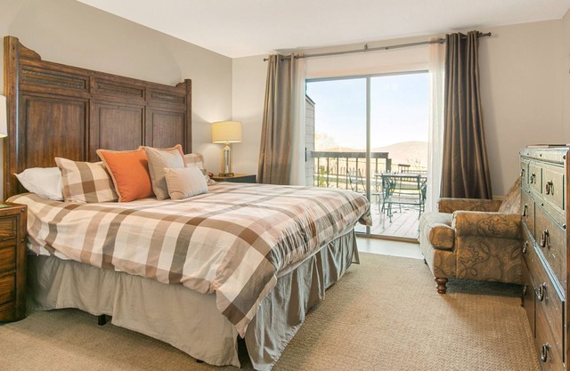 Beautifully updated Timbers studio room with slope views!