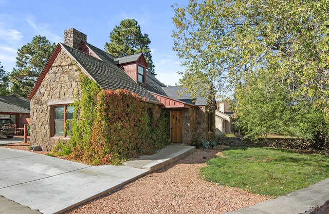 Beaver Street Trio - 3 Adjacent Homes, Fenced Yards, AC, W/D, 1G WiFi, Smart TVs