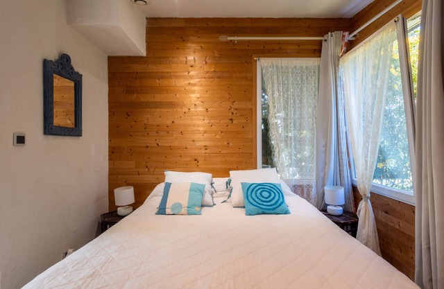 Bed and Breakfast 'Chalet Prunelle' with Shared Garden and Wi-Fi