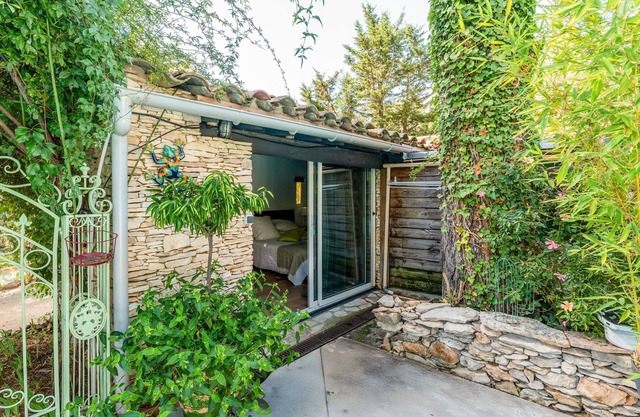 Bed and Breakfast 'Vert' with Shared Pool, Wi-Fi and Air Conditioning