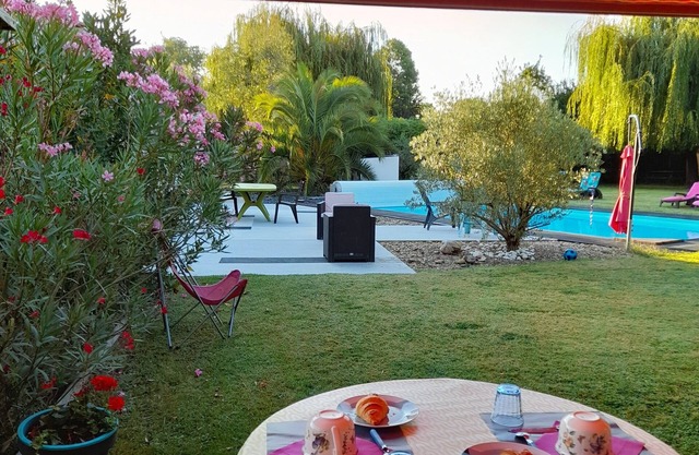 BED & BREAKFAST, 5 min from the BEACHES of Royan, garden, kitchen, HEATED SWIMMING POOL!