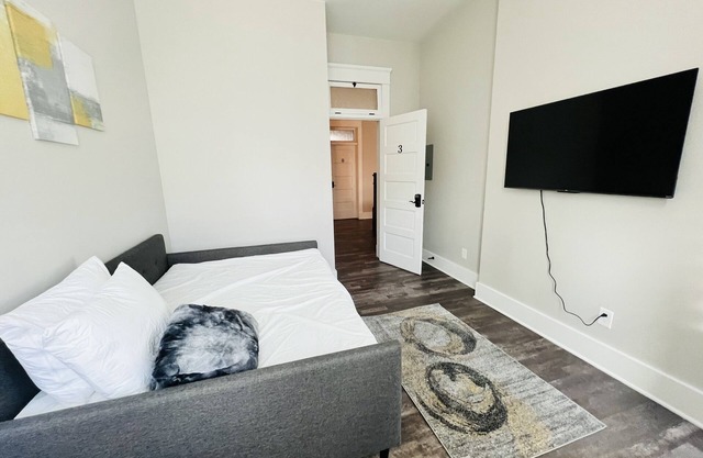 Beerwhistle Blonde Studio Apt in Historic Florence