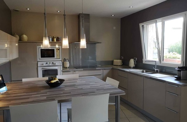 Belle Villa Climatisée Avec Piscine Chauffée au Coeur du Village de Pibrac