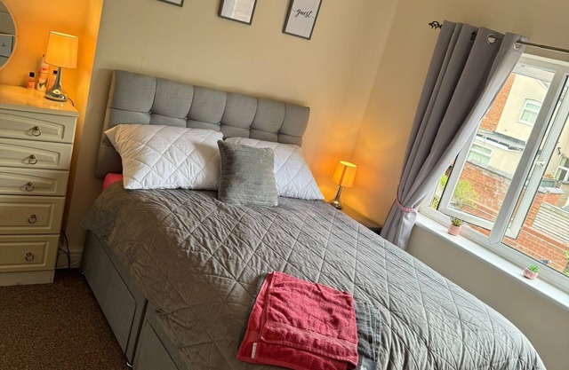 Bentley view,2 bedroom house, WiFi, private,secure bank garden,parking outside