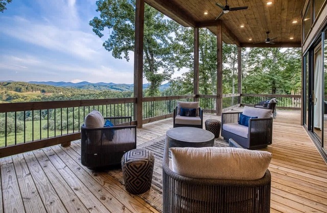 Berry Refined - Luxury, views, hot tub, spacious