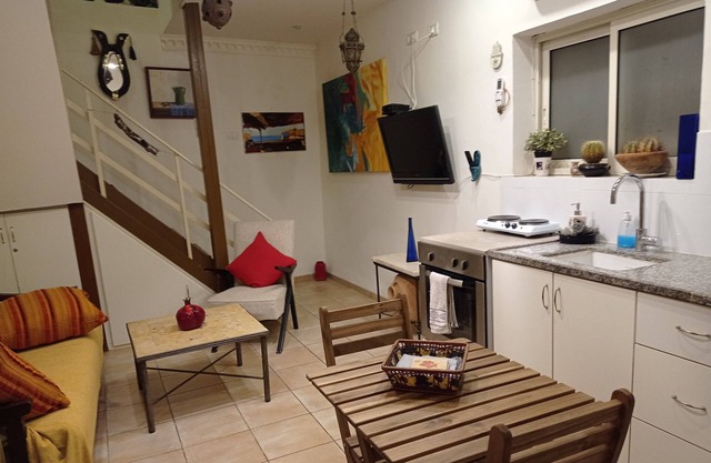 BEST LOCATION in Downtown:restaurants,cafes,Bahaii gardens,beaches,train station