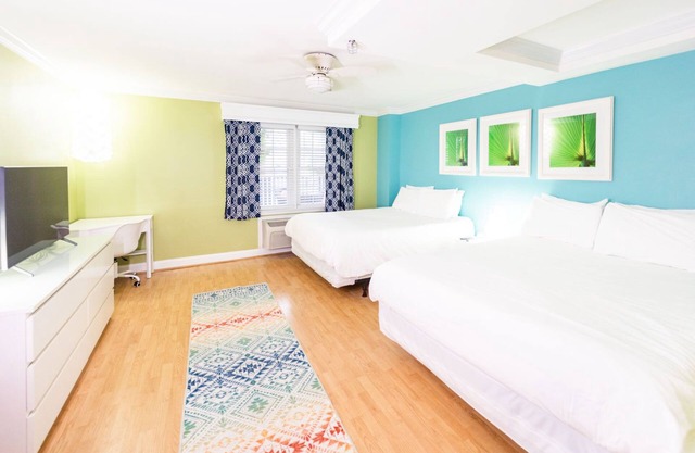 Best of Delaware - Two QUEEN Beds - Pet Friendly-Walk to Beach-Pool-Hot tub