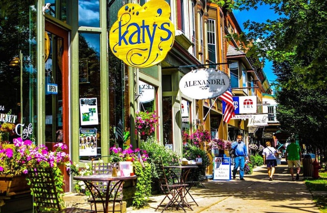 Best Village Location! Firepit/Games/Bar/Yard/Outdoor Movie Theater/Etc.