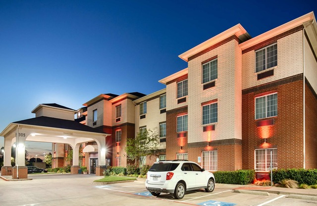 Best Western Plus Lake Dallas Inn & Suites