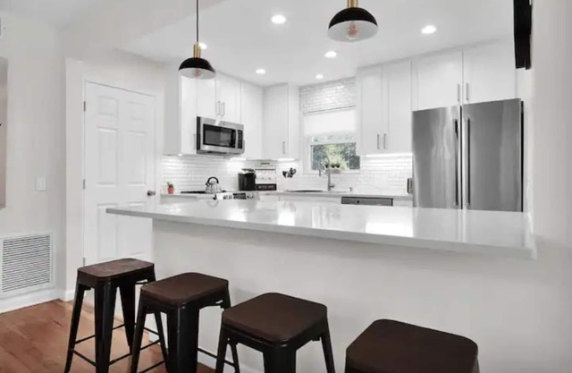 Bettys Place a Cozy Modern 3BR/2BA SFH w/Fenced Yard, Inside W/D, Gig WiFi