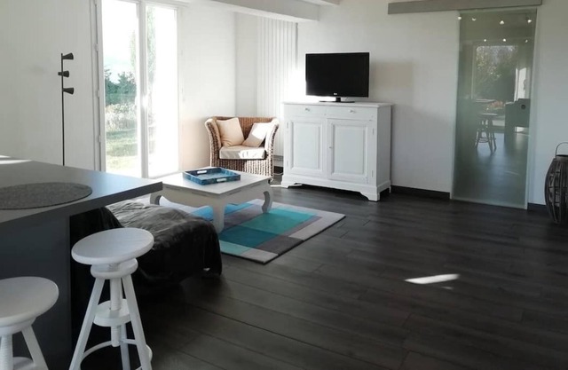 Between Lakes and Mountains. Close to Geneva. Spacious 75 m2. Private garden