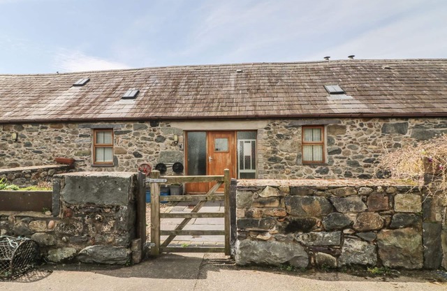 BEUDY MAWR, pet friendly, character holiday cottage in Y Felinheli