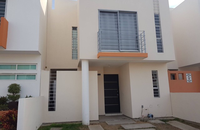 Beutiful house very well located, spacius and safe.