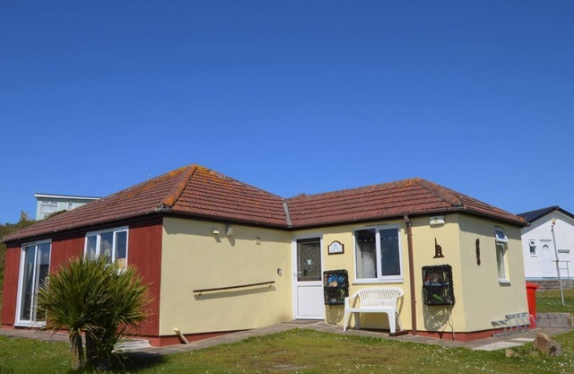 Bide a wee is a chalet to enjoy the surrounding dunes and spectacular views across Hayle Estuary