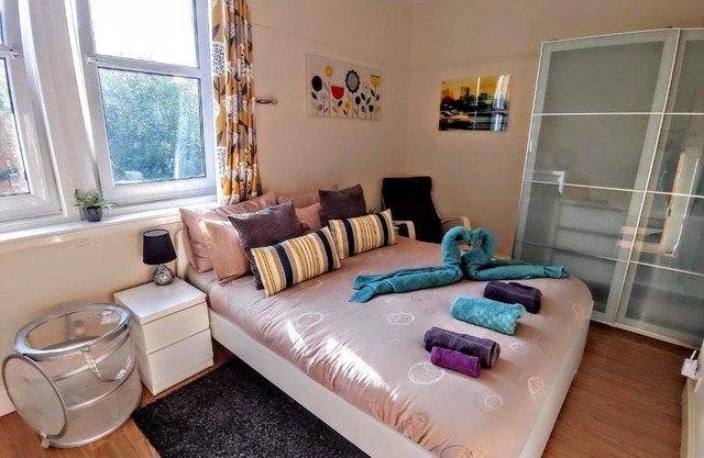 Big Bedroom Close To City Center with Breakfast Included