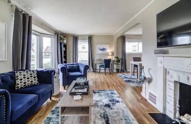 Big Blue Dog - Pet Friendly - Big Yard