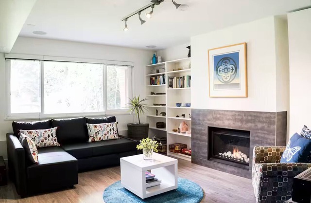 BIG BRIGHT BEAUTIFUL Garden Suite off Main Street with Comfy New KING BED