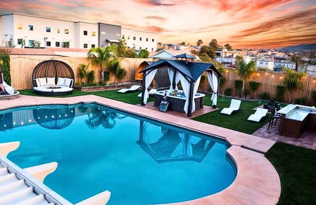 Big Compound | Pool + Hot Tub| Game Room|Sleeps 16