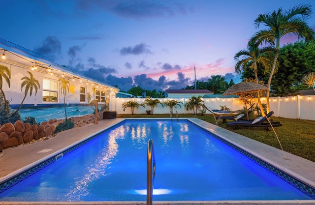 Big heated salt water pool house with easy access to the beach and Atlantic Ave