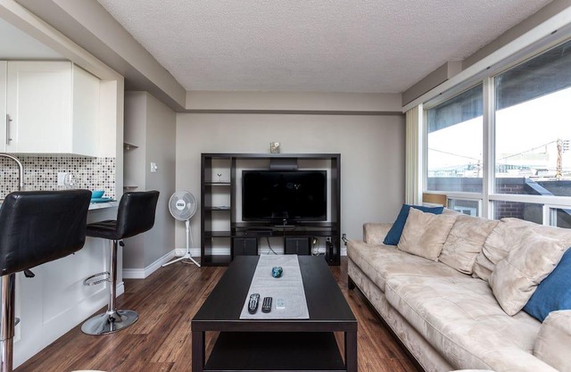 BIG KITCHEN, CHIC BREAKFAST BAR, NEAR DOWNTOWN SHOPS & C-TRAIN, WALK EVERYWHERE