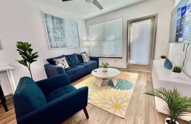 Big Lux King Bed Balcony Pool Gym Southside I95