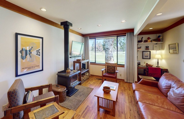Big Meadow 18th Hole with optional golf privileges, Black Butte views