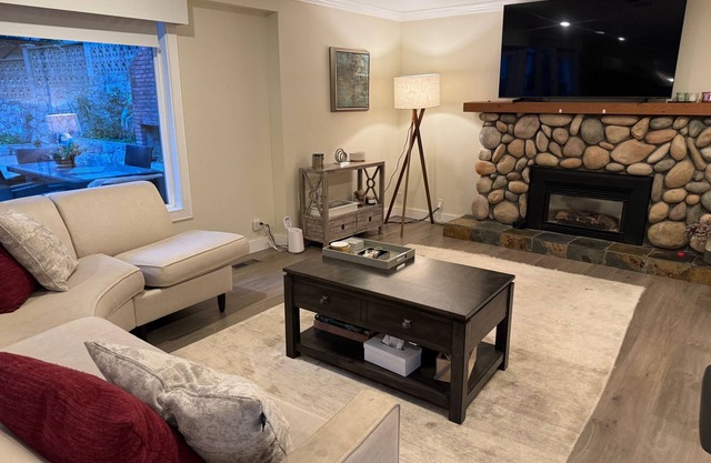 Big modern one-bedroom suite, full kitchen, mins away from ski resort, trails.