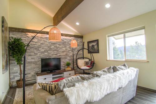 Big Sky Basecamp Walk to Trails + Private Patio