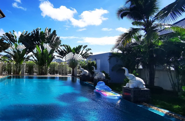 Big swimming pool garden VILLA pattaya