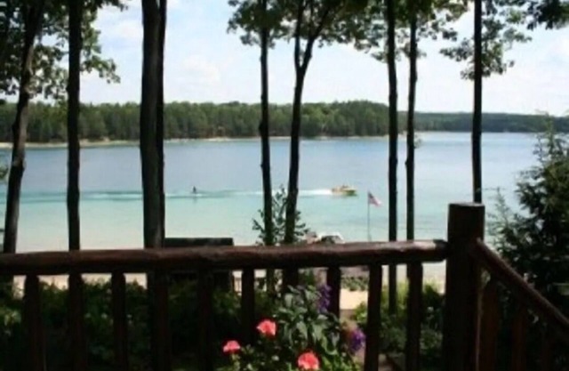 Big Twin Lake Lakefront Lodge