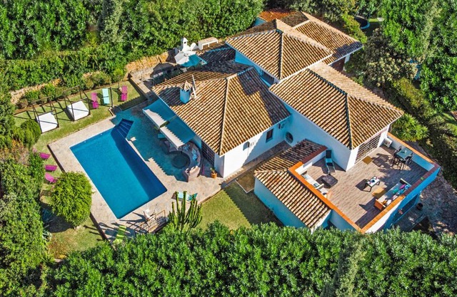 BIG VILLA 34121390 WITH 10 BEDROOMS EL ROSARIO MARBELLA, PRIVATE POOL FOR HOLIDAY RENTALS