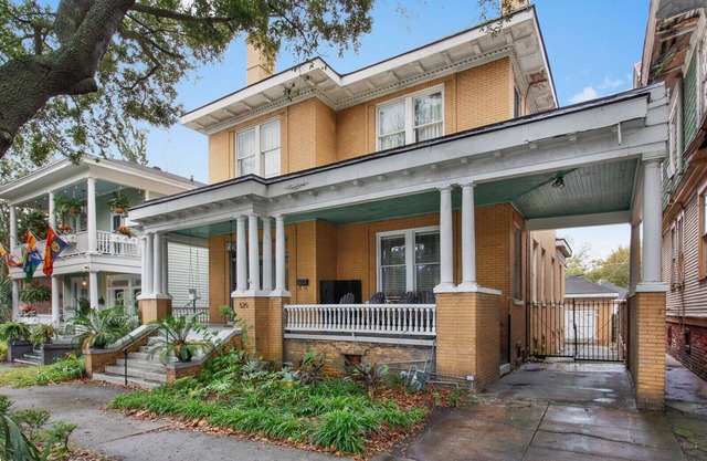 Big Yellow Brick House - Victorian District