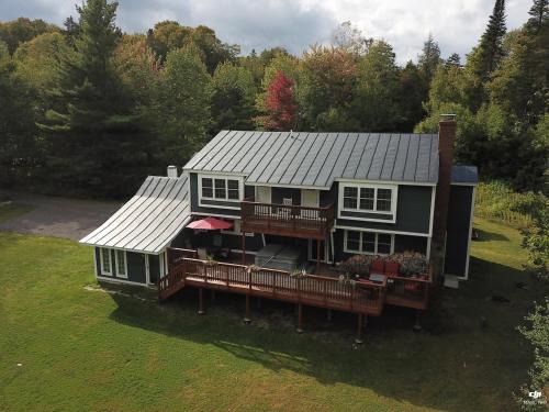 Bigelow Chalet at Killington: 8BR/4.5 BA Pet Friendly Home w/Hot Tub, Fireplace, Walk to Shuttle