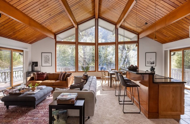 Bighorn by AvantStay | Spacious Ski Cabin w/Sprawling Porch, Views & Hot Tub!