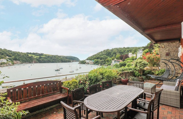 BIGHT BOATHOUSE, pet friendly, country holiday cottage in Dartmouth