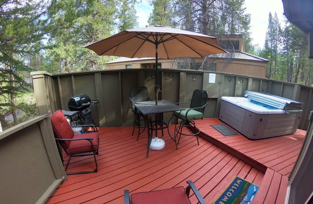 Bikes close to Sunriver Village and SHARC Passes! Private hot tub!