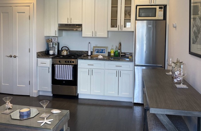 Bikinis & Martinis a Modern Beach Studio for 2 only 5 minute walk to the beach