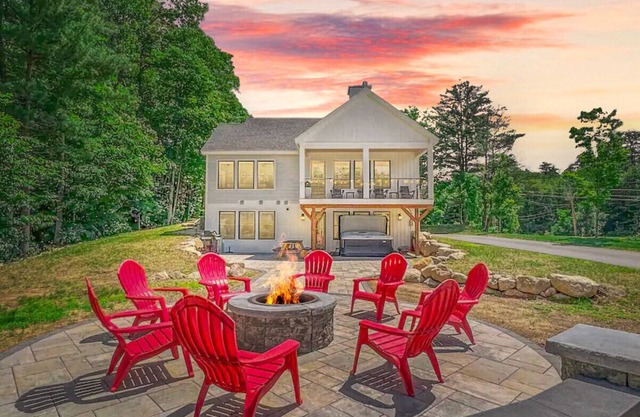 Birch Haus | New Luxury Home w/Views & Hot Tub