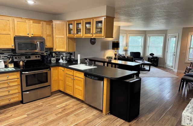 Birchwood Retreat on Tagalong Golf Course with pool and hot tub