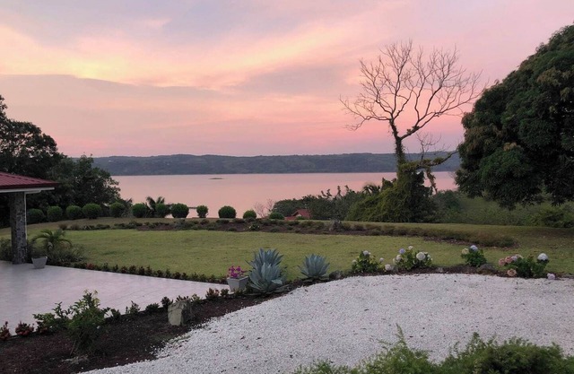 Birder’s Paradise, Dazzling Lake & Volcano Views!