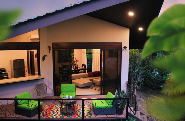 Birds AC, private jacuzzi, shared pool, farm 1 Bukala Village Lodge