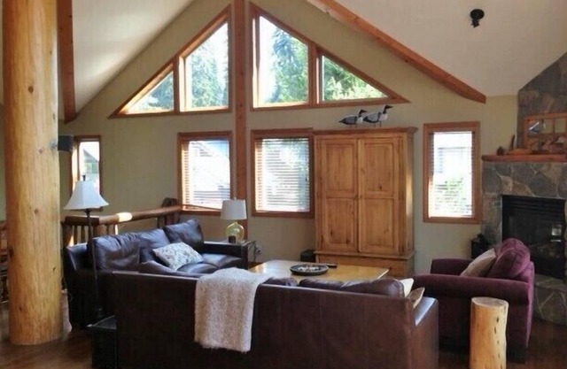 Black Bear Chalet - Luxurious & Bright 4 Bdrm Close to Village