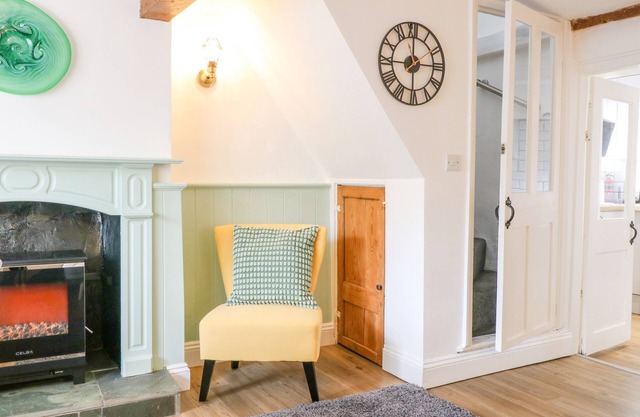 BLACKBIRD COTTAGE, pet friendly, with a garden in Kettering